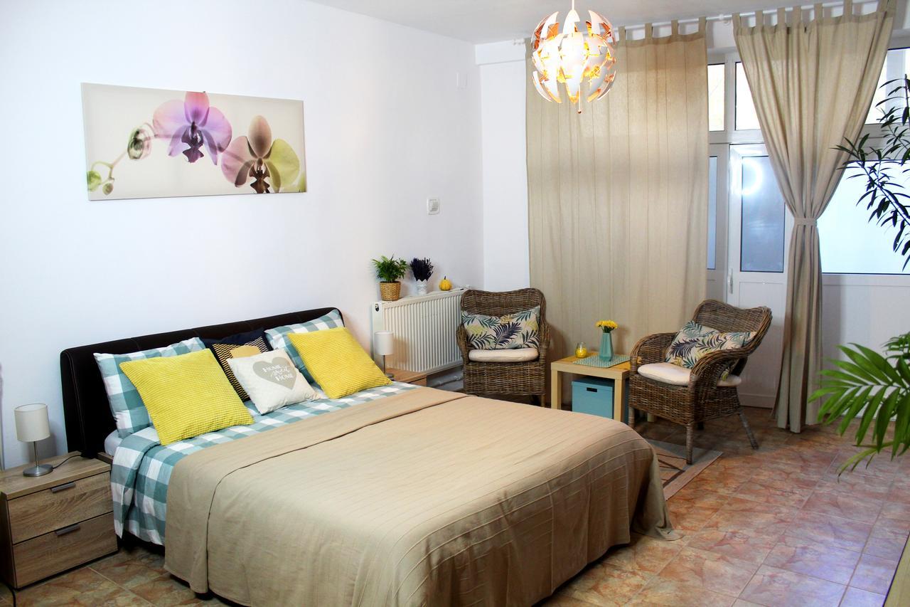 Collosal Studio Bucharest Luaran gambar