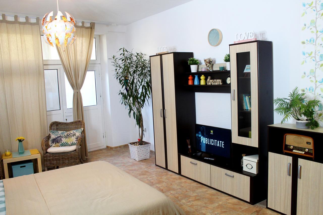 Collosal Studio Bucharest Luaran gambar