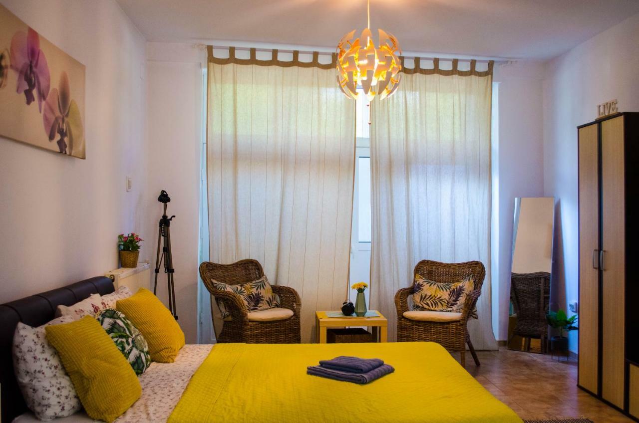 Collosal Studio Bucharest Luaran gambar